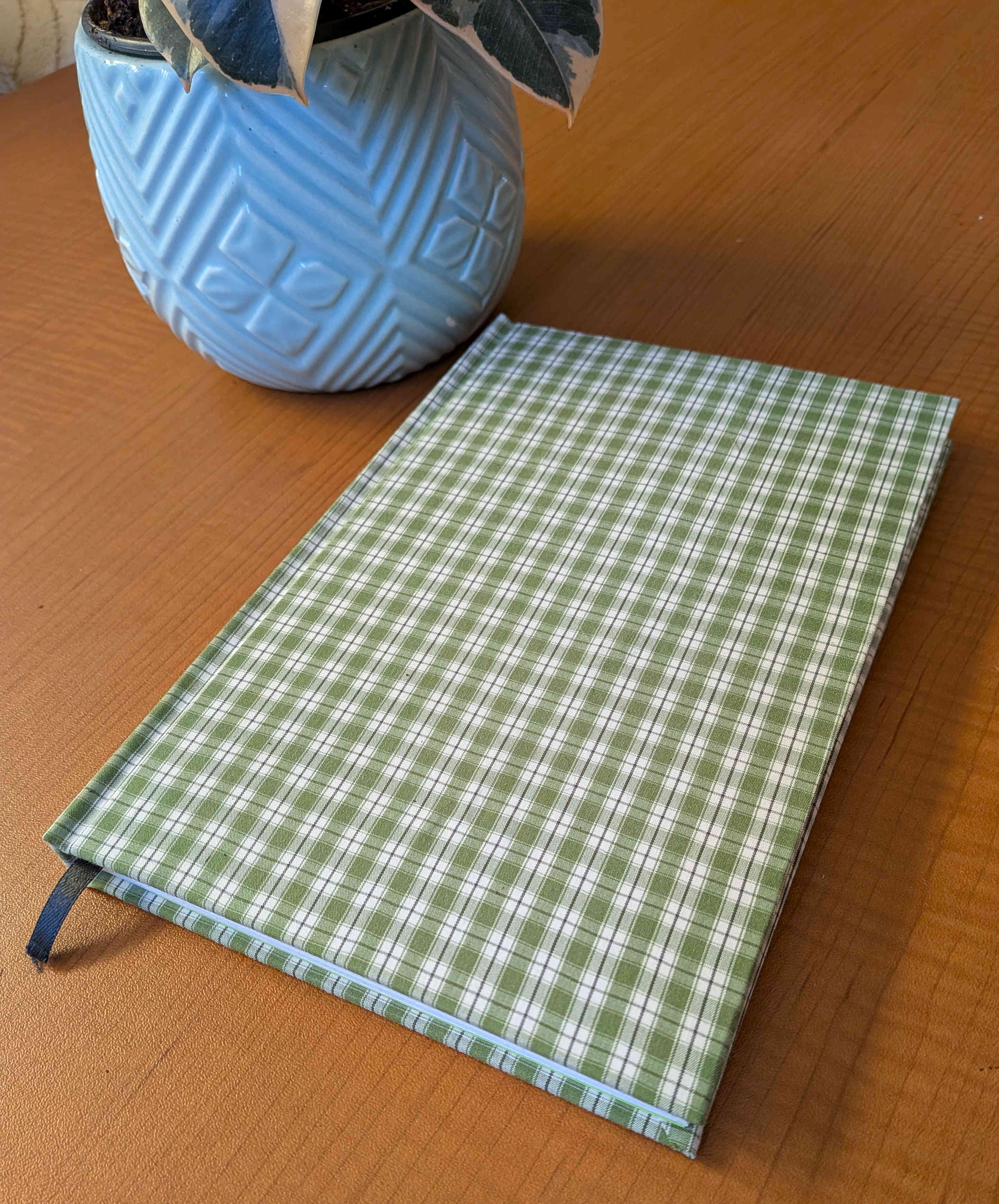 Hard cover, spine with shoulders
